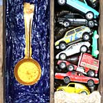 ›Des Jungen Welt‹, 2008, Öl, Kitt, Eisen, Plastik und Blechspielzeug in Holzkiste (bemalte Rückseite), 37,7x17,5cm, 700€